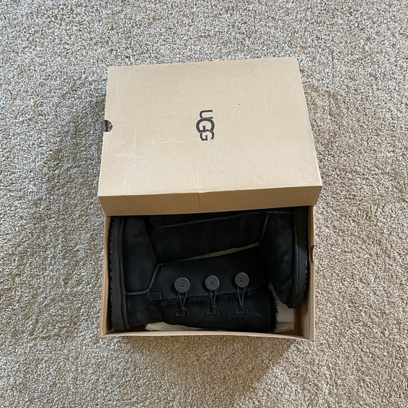 Ugg Bailey Button Triplet II Boots - Picture 6 of 6